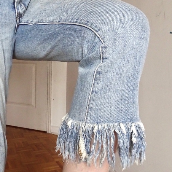 LIGHT WASH CROPPED JEANS WITH FRAYING - Picture 4 of 4